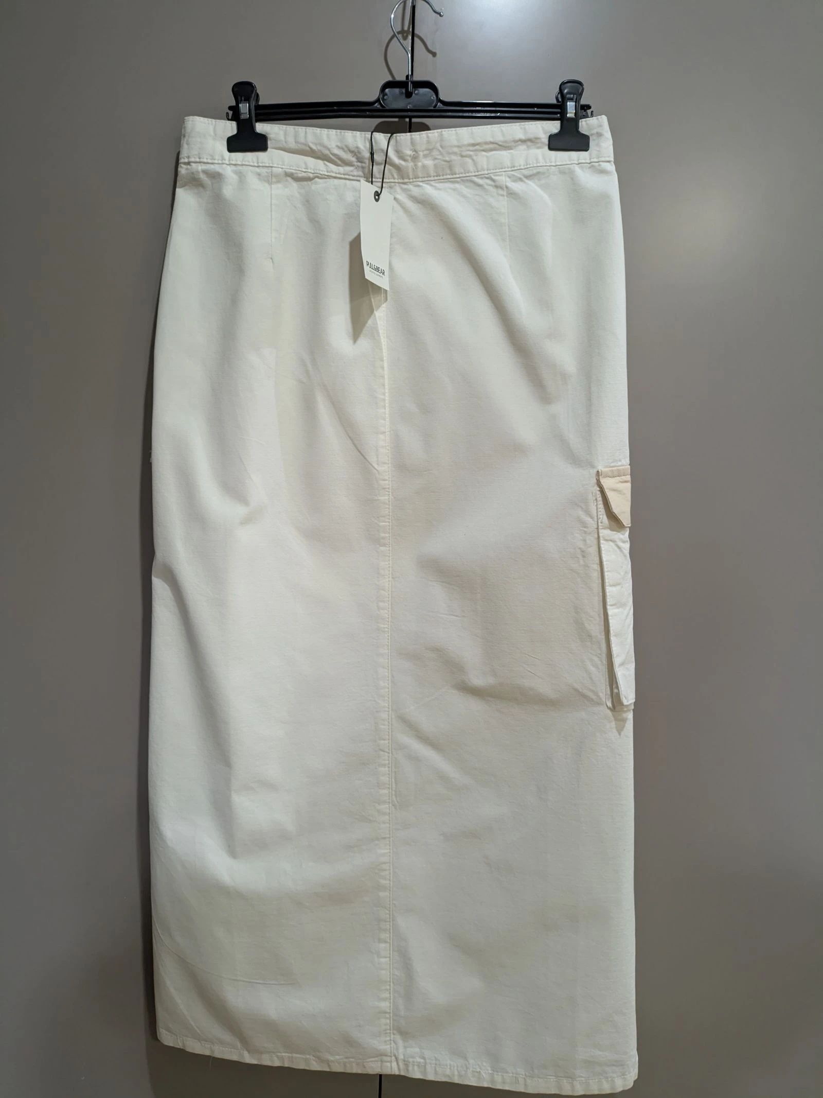 Falda Midi Cargo Blanca con Hebillas y Bolsillo de Contraste talla L de Pull& Bear  – photo 4
